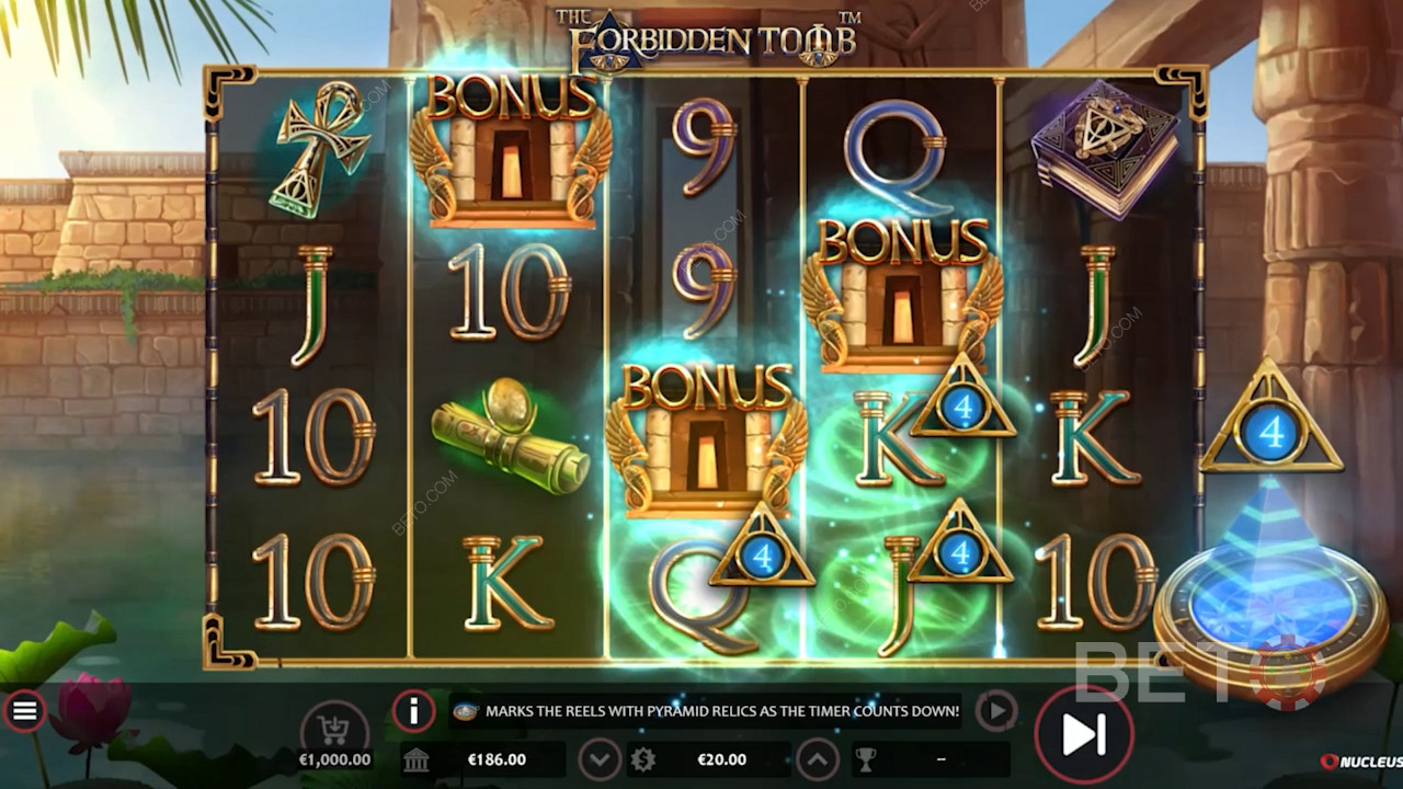 Kích hoạt các vòng quay miễn phí với 5 đến 10 điểm hoang dã trong trò chơi điện The Forbidden Tomb của Nucleus Gaming