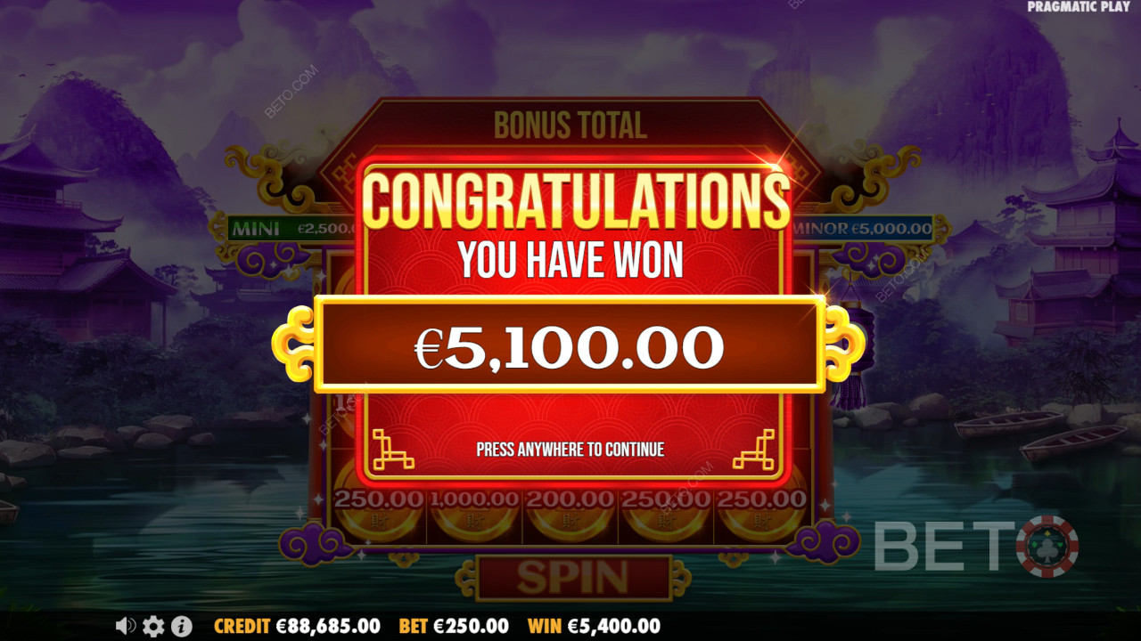 Thắng 10.000 lần tiền cược của bạn trong trò chơi video Slot Chests of Cai Shen!