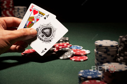 Mọi điều bạn cần biết về Poker trực tuyến trong {YEAR}